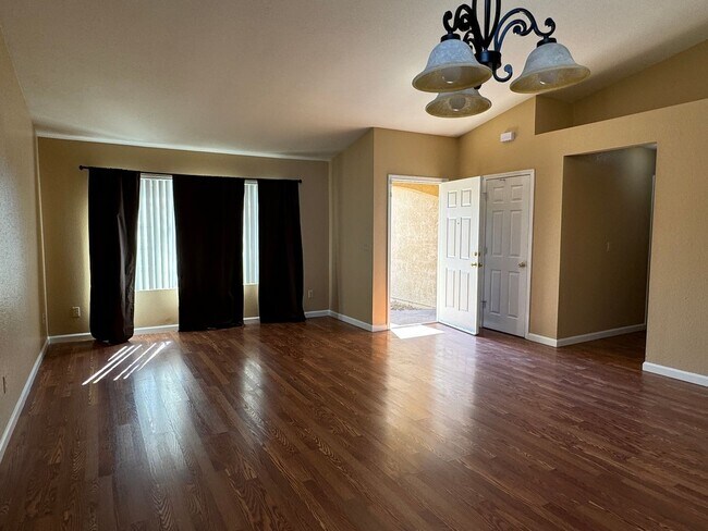 Foto del edificio - Three Bed, Two Bath Home Close to Hwy 99