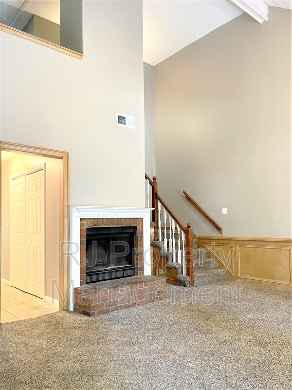 Building Photo - 5816 N Newberry Ln