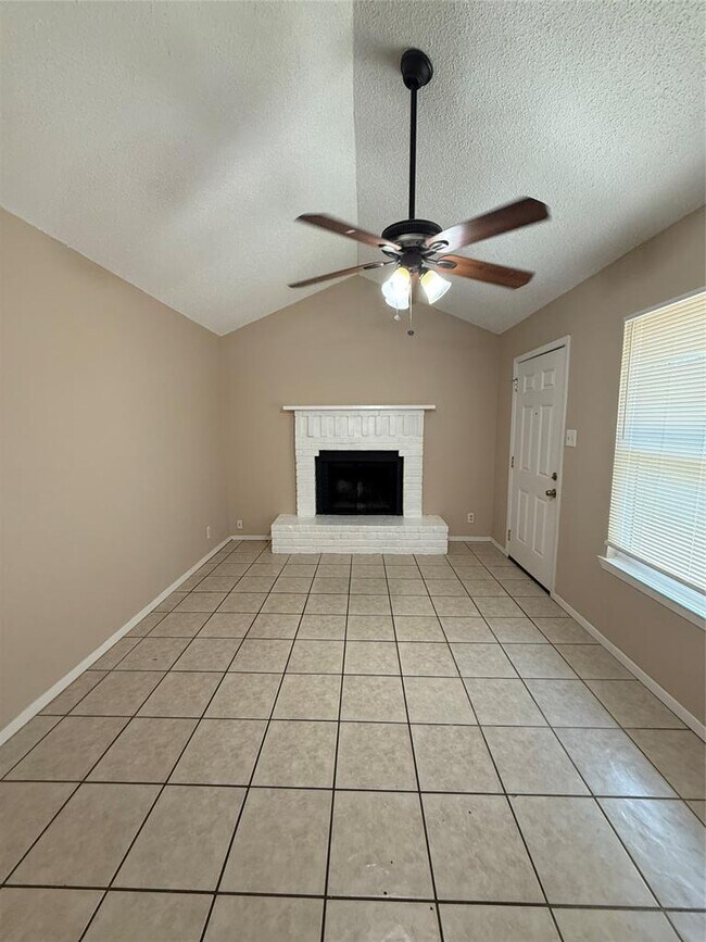 Building Photo - 1402 Westcott Dr