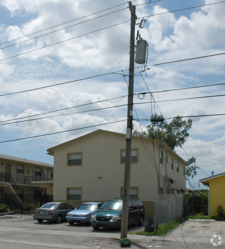 Building Photo - 4080-4100 SW 18th St
