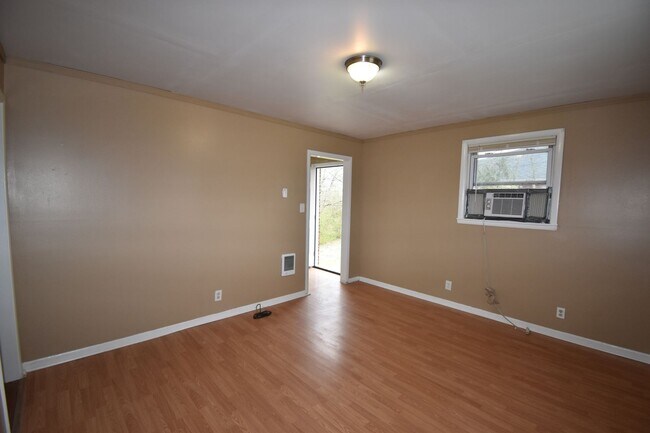 Building Photo - 470 Circle Dr