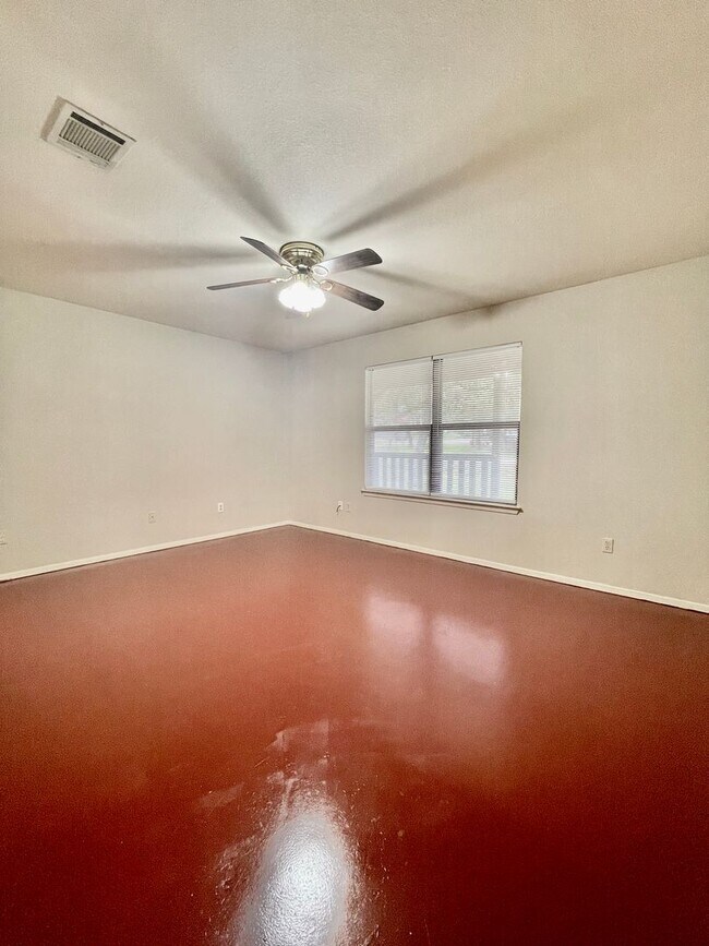 Foto del edificio - Eclectic 3 Bedroom, 2 Bathroom Home - 2 Car Garage - Fenced Yard and More!