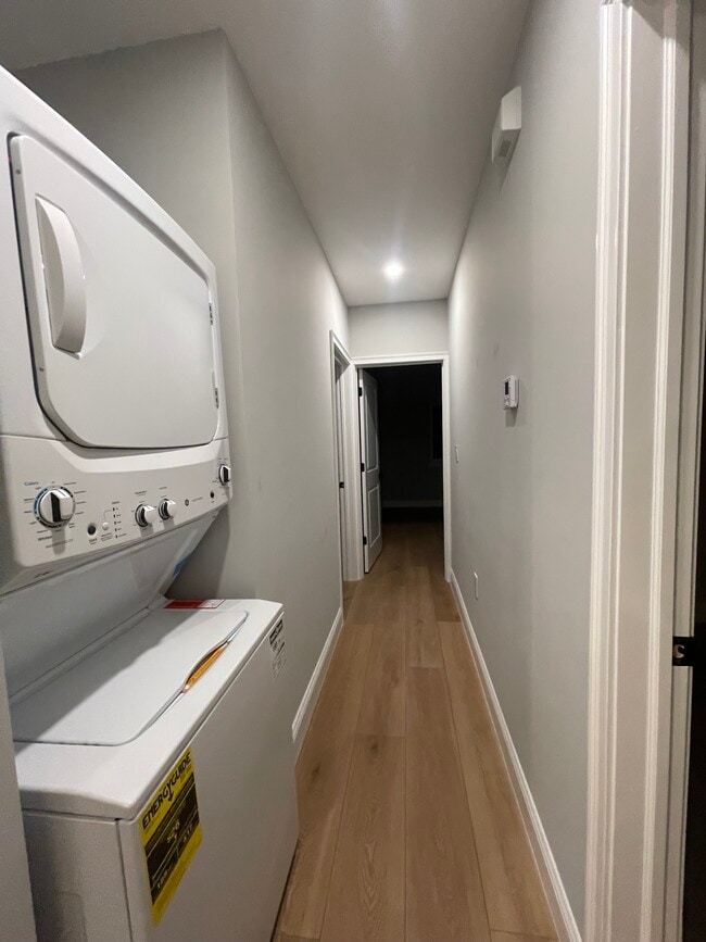 Foto del edificio - 235 Burbank Ave