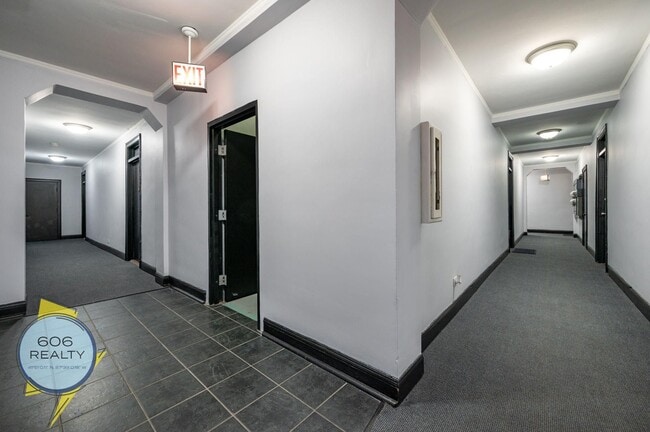Building Photo - 6930 N Greenview Ave