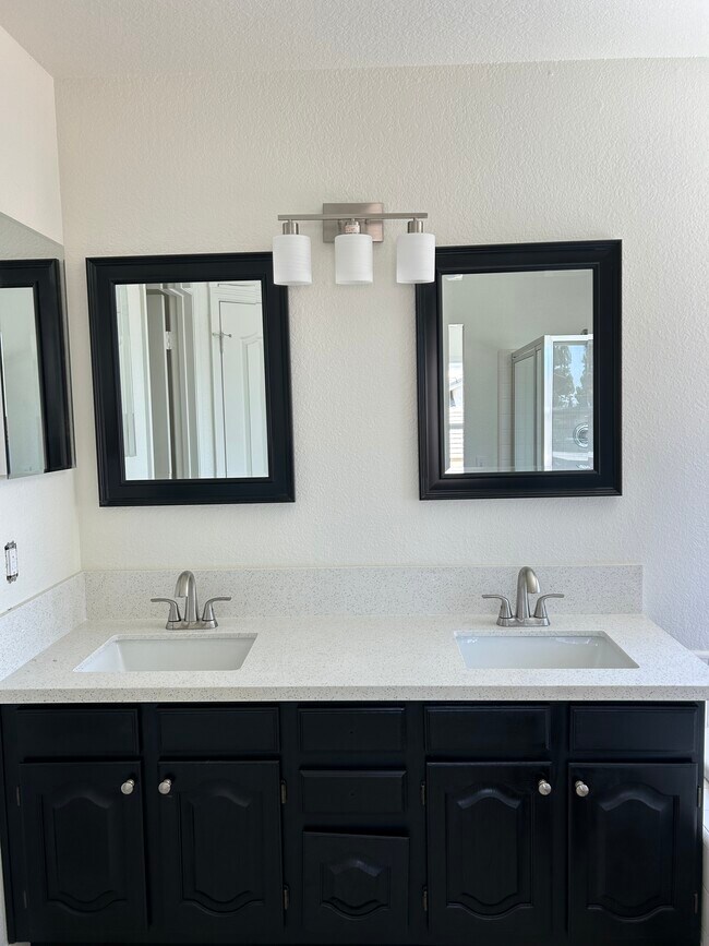 Building Photo - 9321 Loquat Dr