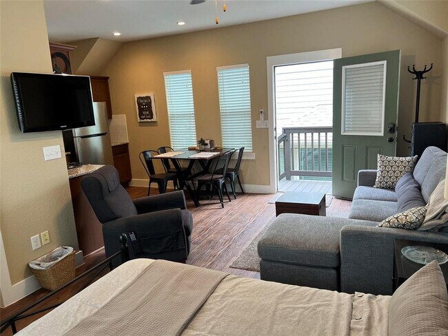 Building Photo - Modern Garage Apartment in Crestview Neighborhood!  Fully Furnished