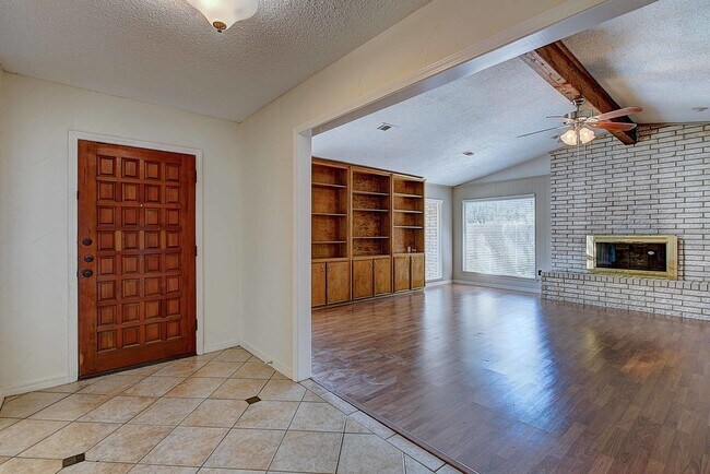 Foto del edificio - Large 4 Bedroom, 2.5 Bathroom, Single Stor...