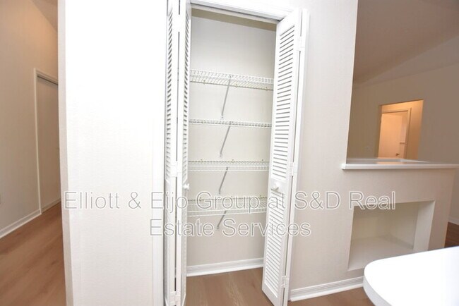Foto del edificio - 2220 Maple Hill Ct
