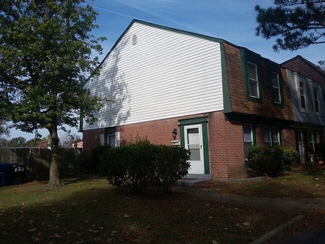 Building Photo - Virginia Beach- 3 Bed / 1.5 Bath end unit townhouse in Green Run