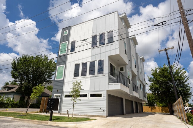 Building Photo - 1004 Travis Ave