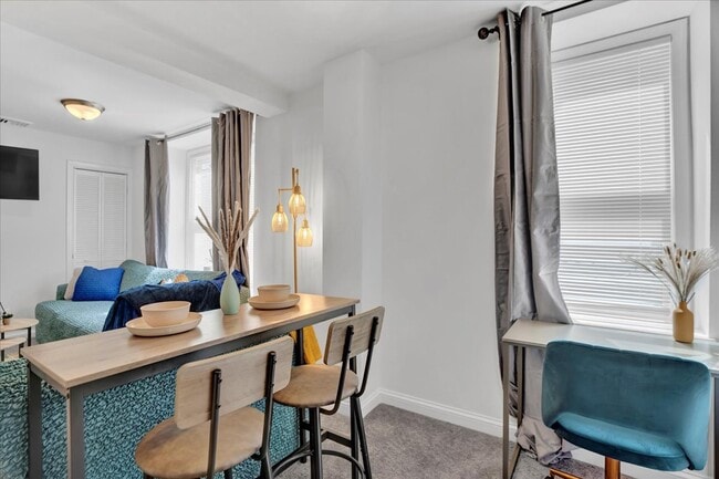 Foto del edificio - 468 E Walnut Ln