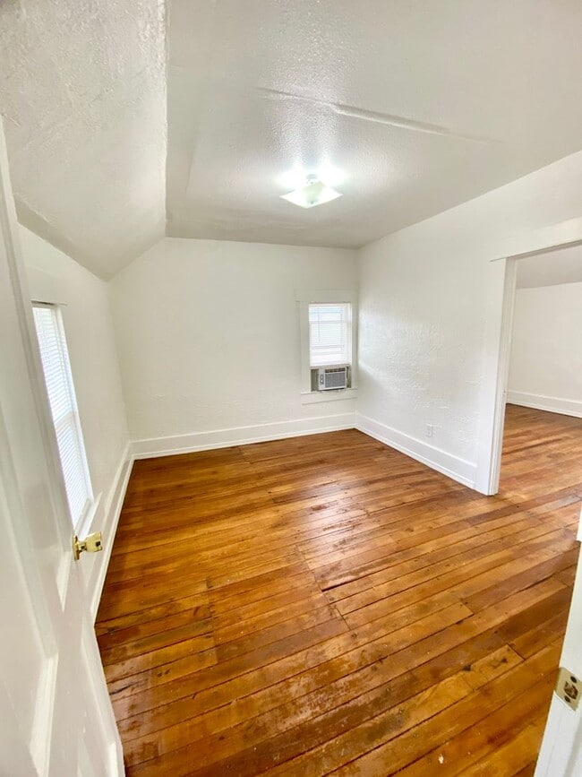 Foto del edificio - Four bed/1 Bath House Close to Down Town D...