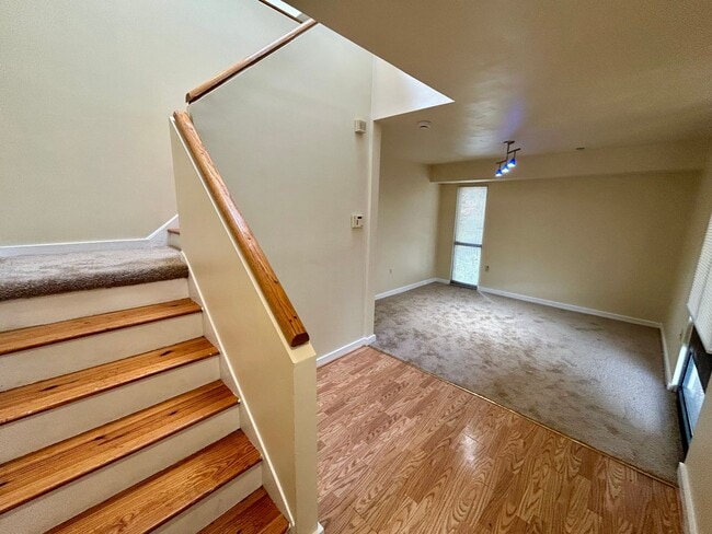 Foto del edificio - Spacious 2-Bedroom/2 Bath Bi-Level Garden ...