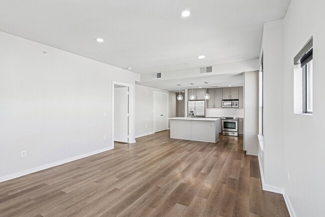 Building Photo - Parkside So7