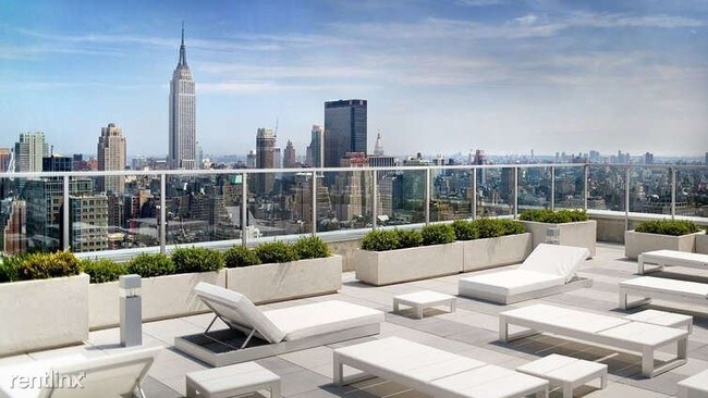Building Photo - 260 W 54th St