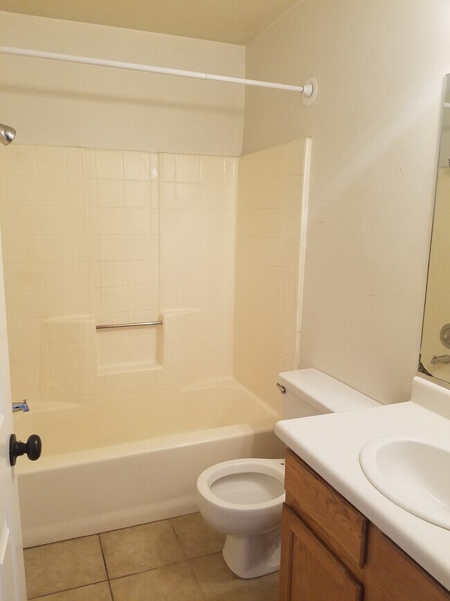 Foto del edificio - 3 Bed/2 Bath End Unit