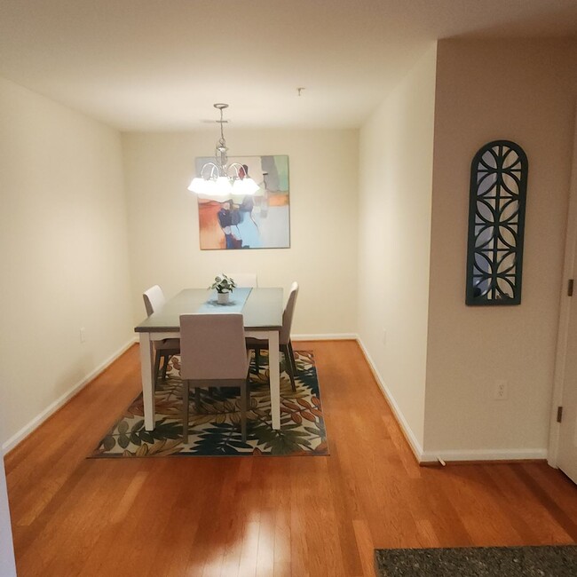 Building Photo - FURNISHED 2 Bedroom, 2 Bath Condo Off of F...