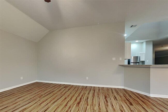 Foto del edificio - 7323 Red River Dr