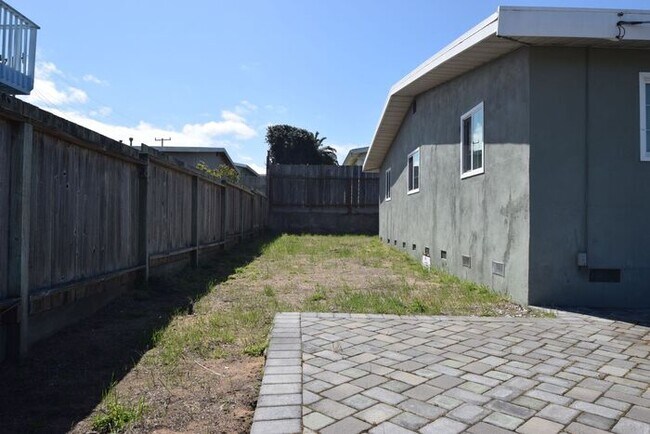 Building Photo - Updated 3 Bed 2 Bath in Sunny Upper Seaside