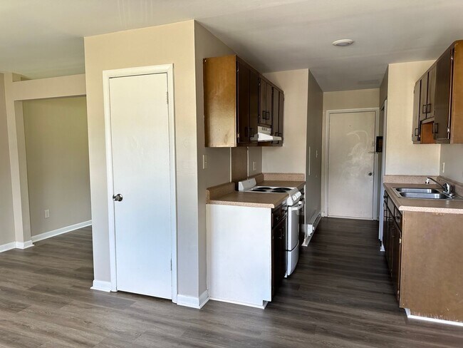 Building Photo - 7582 Bellehaven Dr
