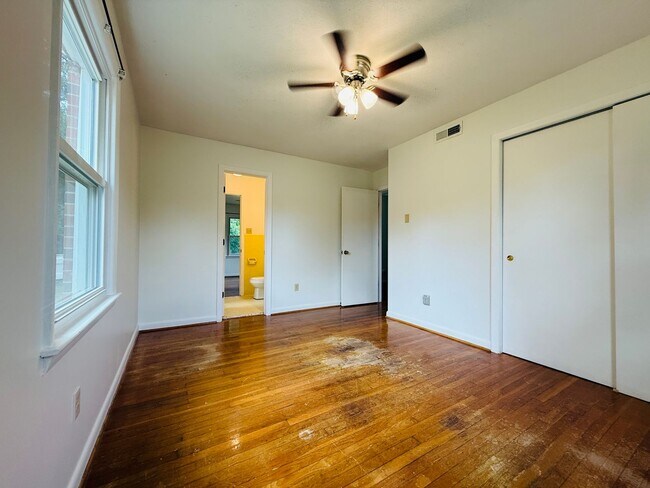 Foto del edificio - COMING SOON-1718 Patterson Circle