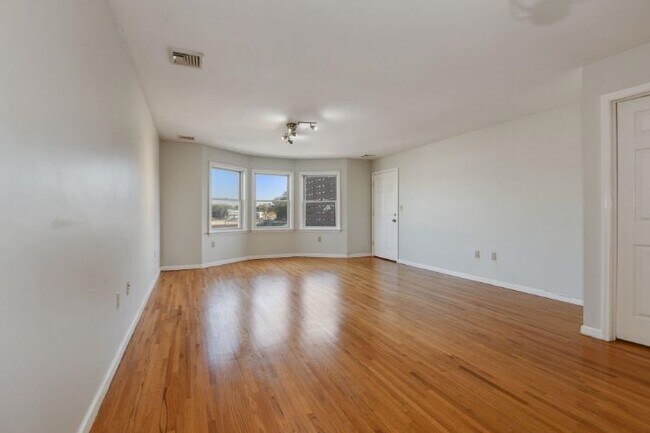 Building Photo - 170 W 54th St