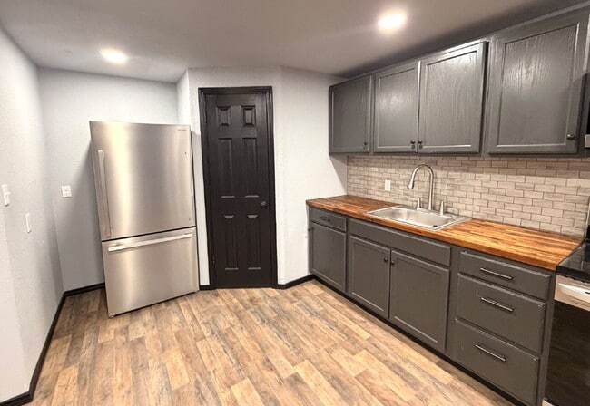 Building Photo - 4 bed 4 bath close to South plains college!