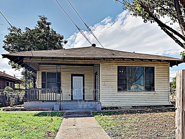 Building Photo - 724 W 7th St