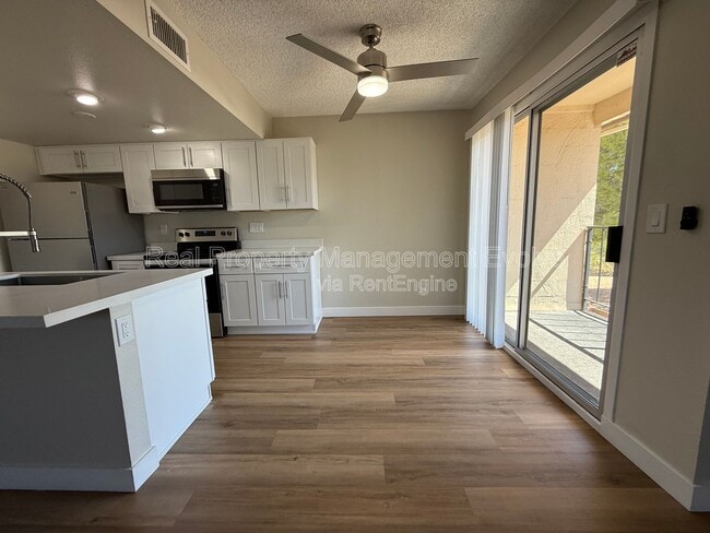 Building Photo - 3801 E Greenway Rd