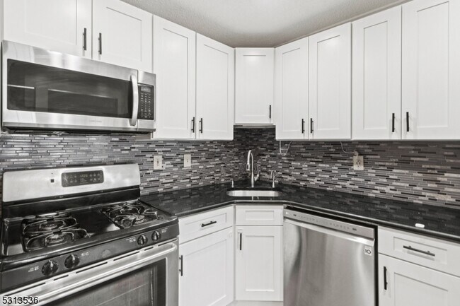 Building Photo - 24 Amberly Ct