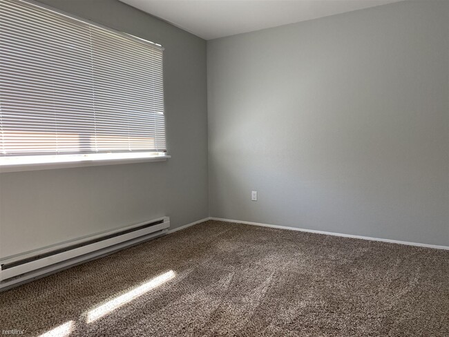 Building Photo - 2 br, 1 bath Duplex - 19016 B St E A