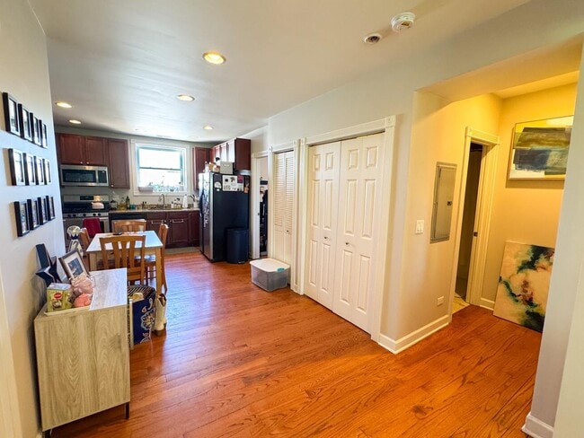 Building Photo - 2634 W Glenlake Ave