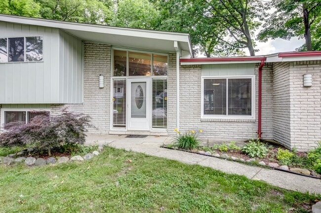 Building Photo - SHARP CONTEMPORARY-STYLE TRI-LEVEL HOME, I...