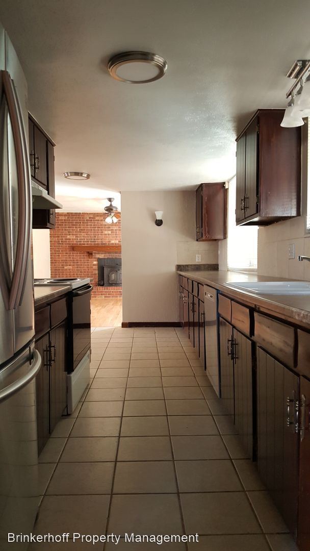 Building Photo - 3 br, 2.5 bath House - 15242 E. Radcliff Dr.
