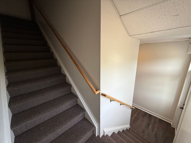 Foto del edificio - Spacious Newly Remodeled 2-Bedroom Upper Apartment in the Village of Grass Lake