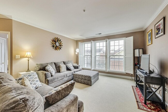 Building Photo - Beautiful two bedroom, two bathroom unit l...