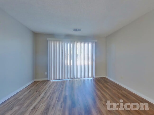 Foto del edificio - 1213 Essex Dr