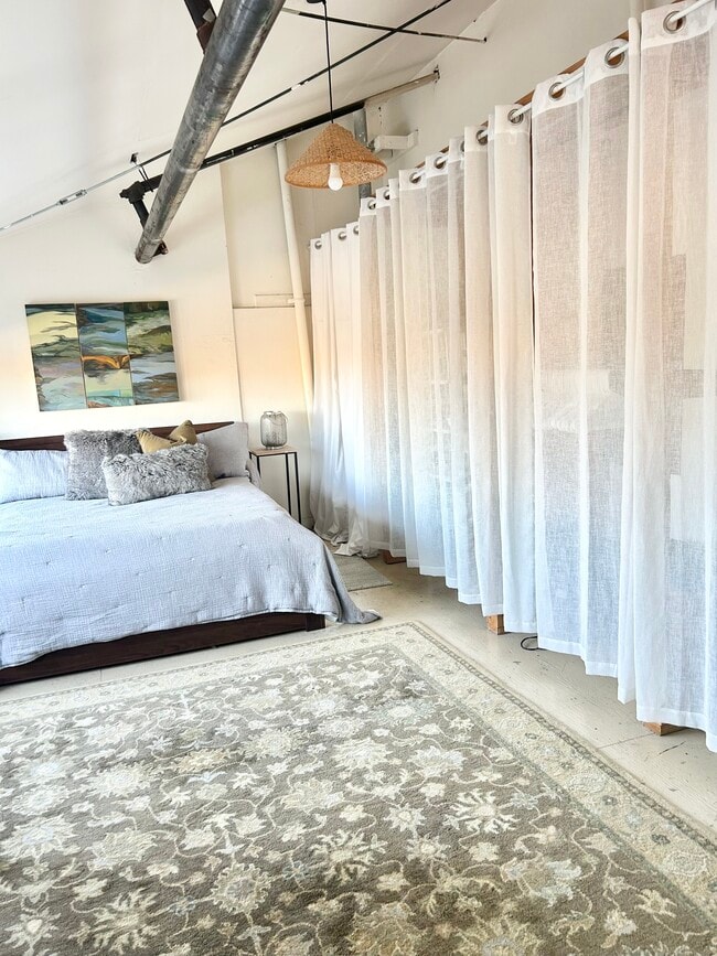 Room Loft III - 2934 Ford St