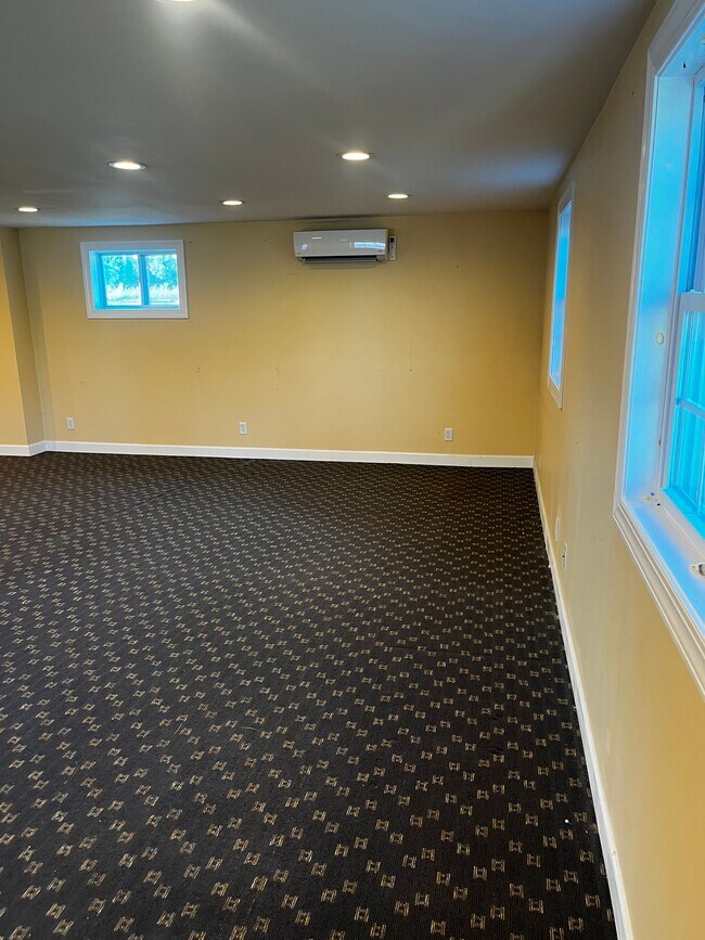 17 Manor Rd, Smithtown, NY 11787 Room for Rent in Smithtown, NY