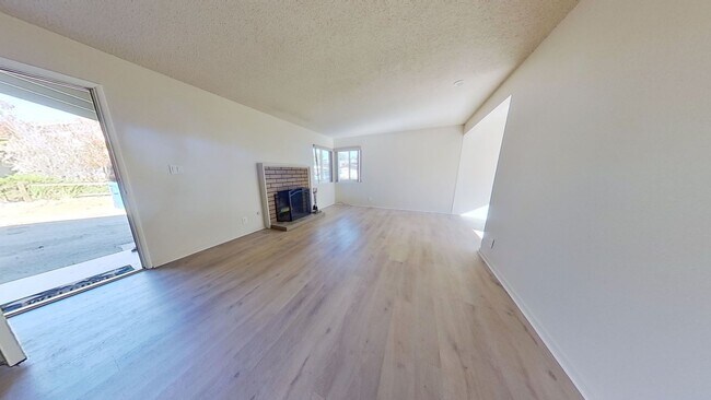 Foto del edificio - Single-level 3 bed / 1.5 bath Goleta Home ...