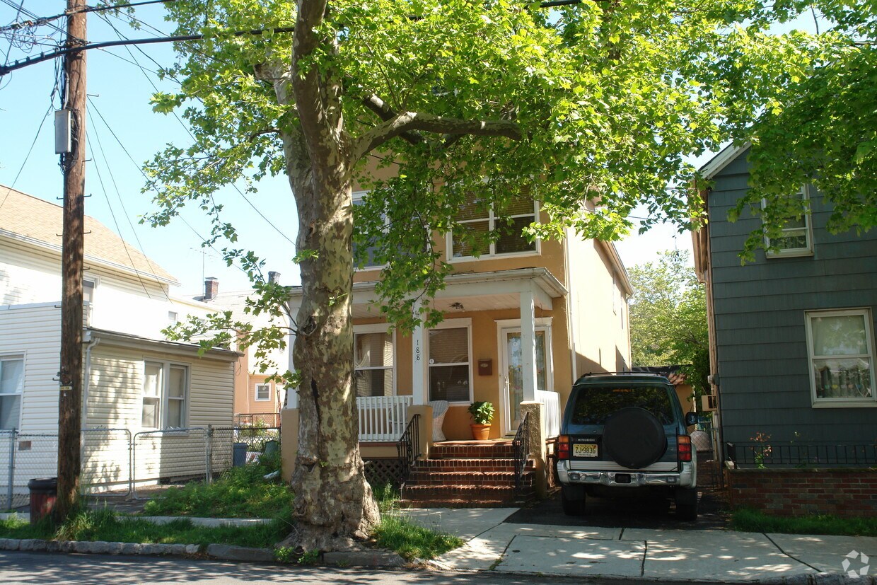 Building Photo - 188 Gordon St