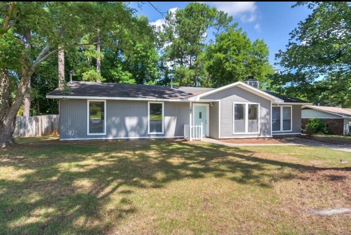 Front - 142 W Lynne Dr
