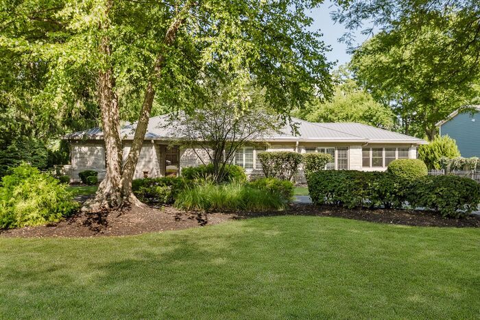 Foto principal - Elegant Updated Meridian-Kessler Home on E...