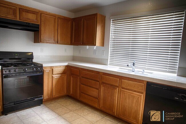 Building Photo - Gorgeous Home in Beautiful Oceanside! Spac...
