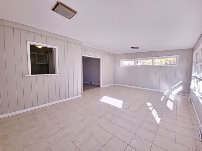 Foto del edificio - 5 Bedroom 2 Bathroom