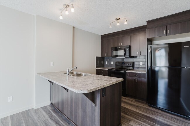 Photo du bâtiment - 3 Bed 1.5 Bath Unit in Edmonton, AB