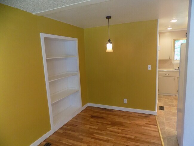 Foto del edificio - Charming little home in the woods for rent...