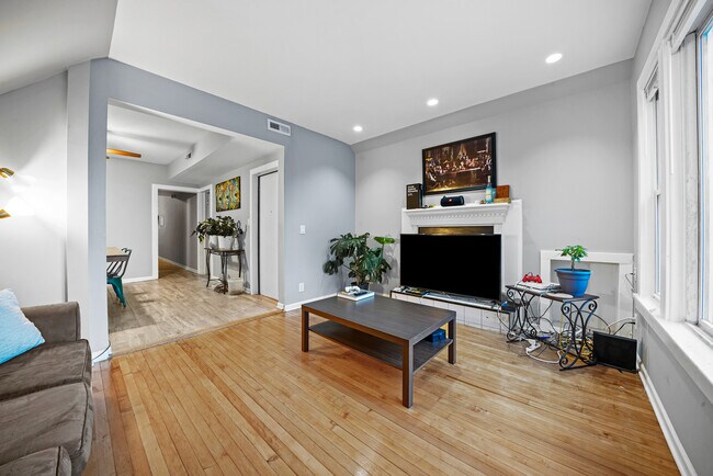 Living Room - 2026 N Karlov Ave