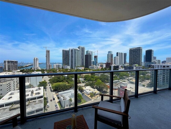 Foto del edificio - 121 NE 34th St