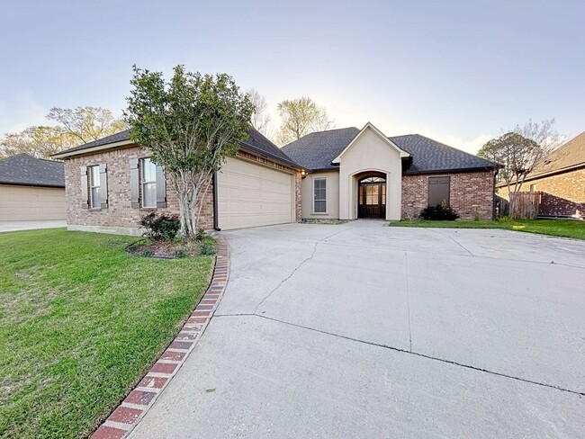 Building Photo - Beautiful Three Bedroom Home with a Split ...